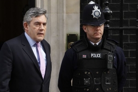 Gordon Brown požádal královnu o rozpuštění sněmovny.